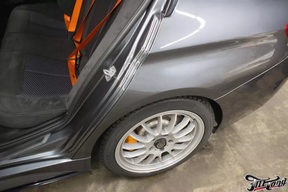 BMW F30. Замена черных ремней безопасности на оранжевые.